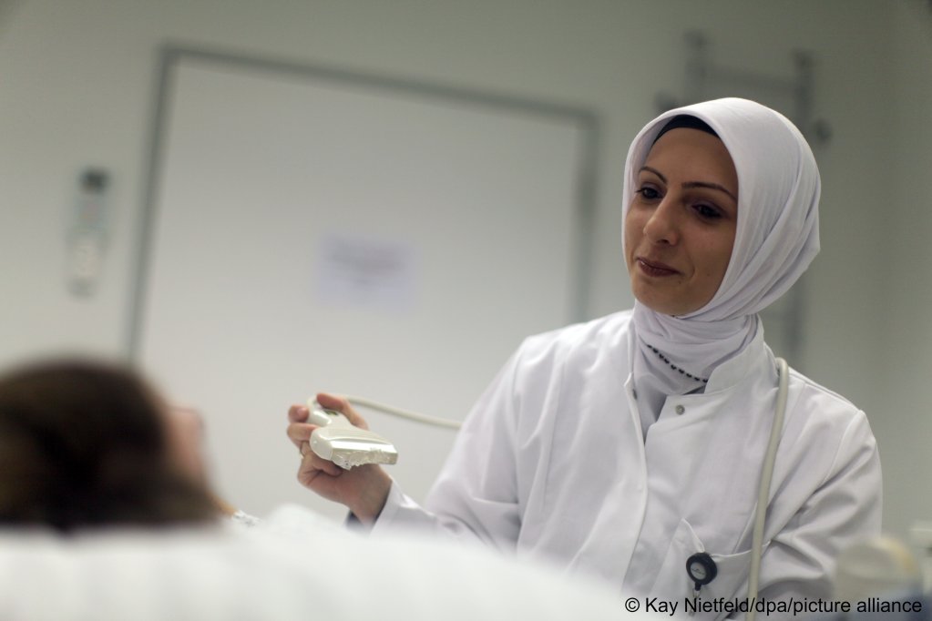 File photo for illustration: A Syrian doctor in Germany | Photo: Kay Nietfeld / picture alliance