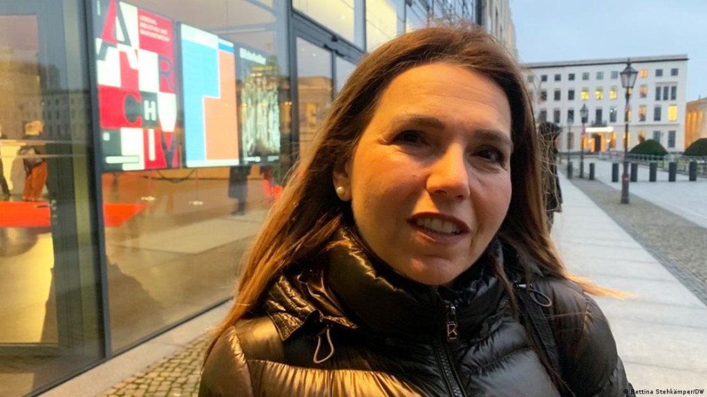 Süreyya Inal is concerned about her relatives living in the disaster-struck city of Antakya | Image: Bettina Stehkämper/DW