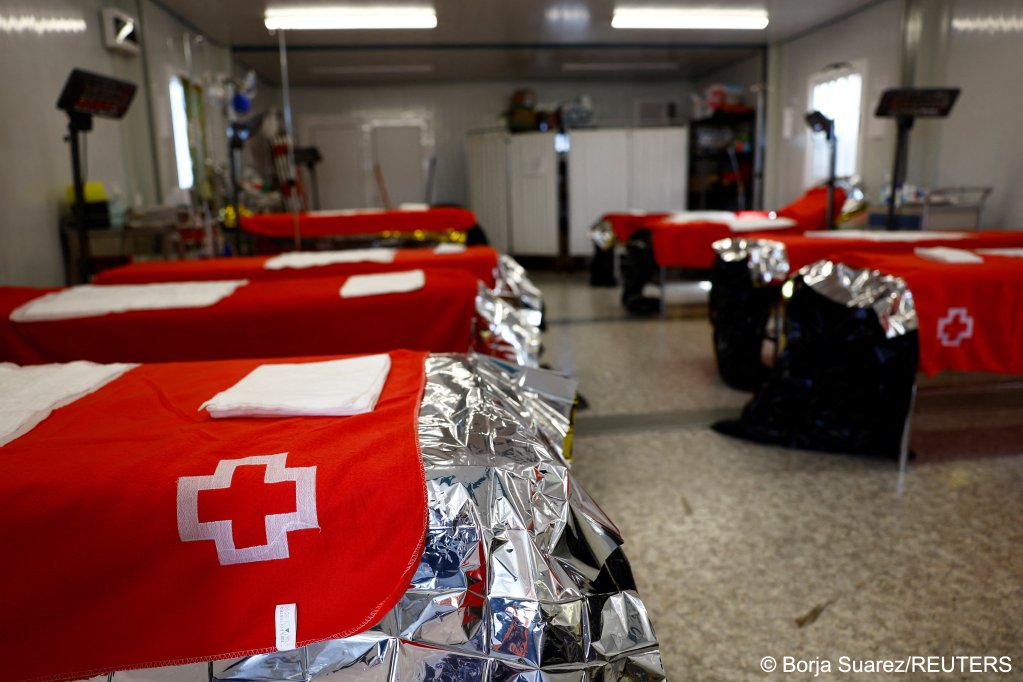 These beds have been prepared at the Red Cross field hospital at the port of La Restinga to care for migrants arriving on the island of El Hierro | Photo: REUTERS/Borja Suarez