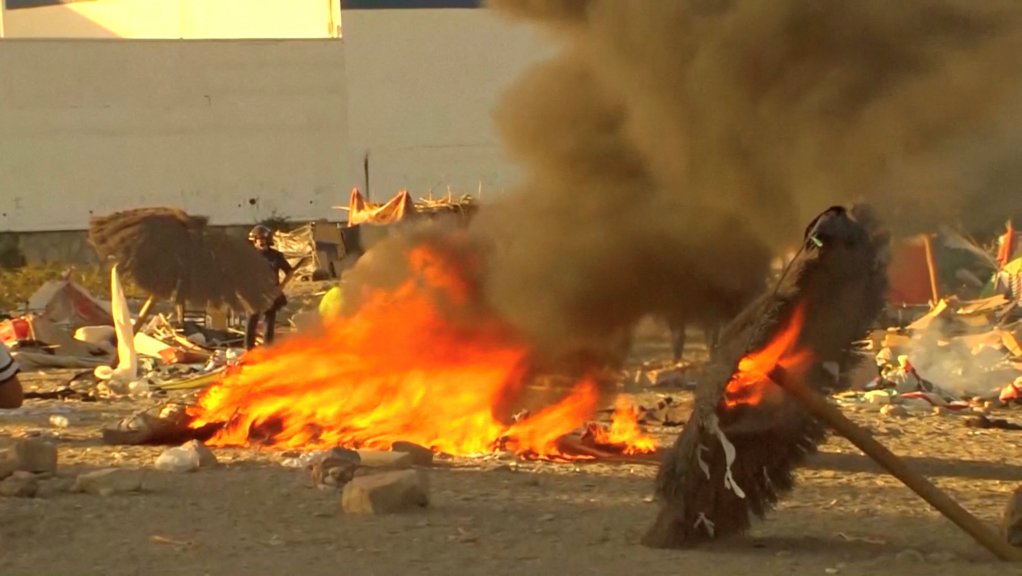 Des habitants de Ceuta ont incendié des affaires de migrants sur la plage du Trampolín, le 27 août 2026. Crédit : Reuters