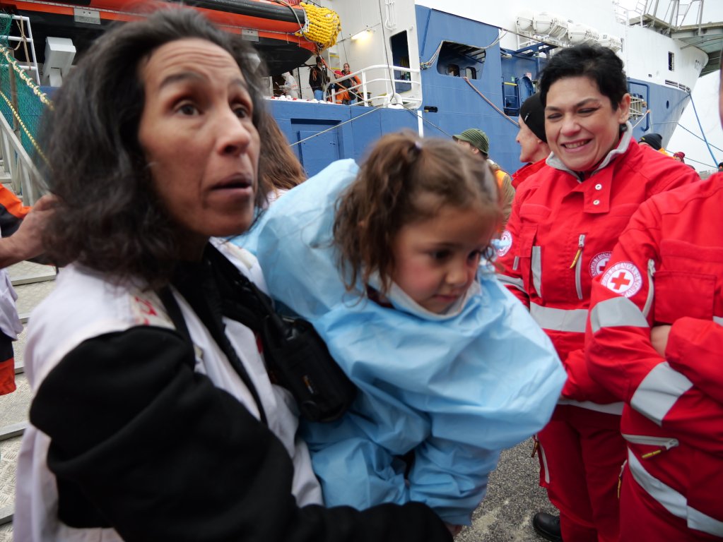 Volunteers from the Italian Red Cross greet migrants rescued by the Geo Barents upon disembarkation | February 10, 2024 | Photo: Sou-Jie van Brunnersum