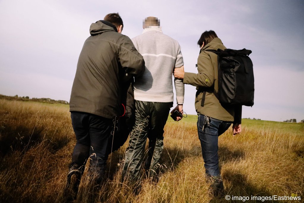 An Iraqi asylum seeker is assisted by paramedics after fainting in a forest outside the area covered by the state of emergency on October 3, 2021 in Podlasie region in eastern Poland | Photo: Jakub Kaminski/East News 