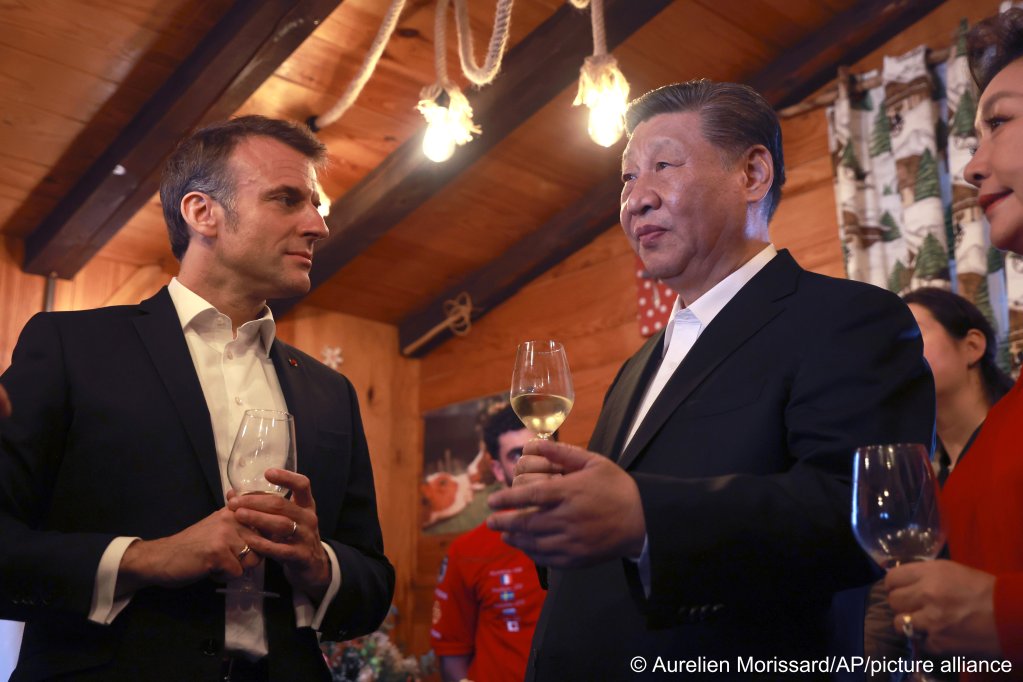 File photo: Chinese President Xi Jinping and his wife Peng Liyuan, right, enjoy a drink with French President Emmanuel Macron in a restaurant, Tuesday, May 7, 2024 at the Tourmalet pass, in the Pyrenees mountains | Photo: Aurelien Morissard / AP Photo /picture alliance