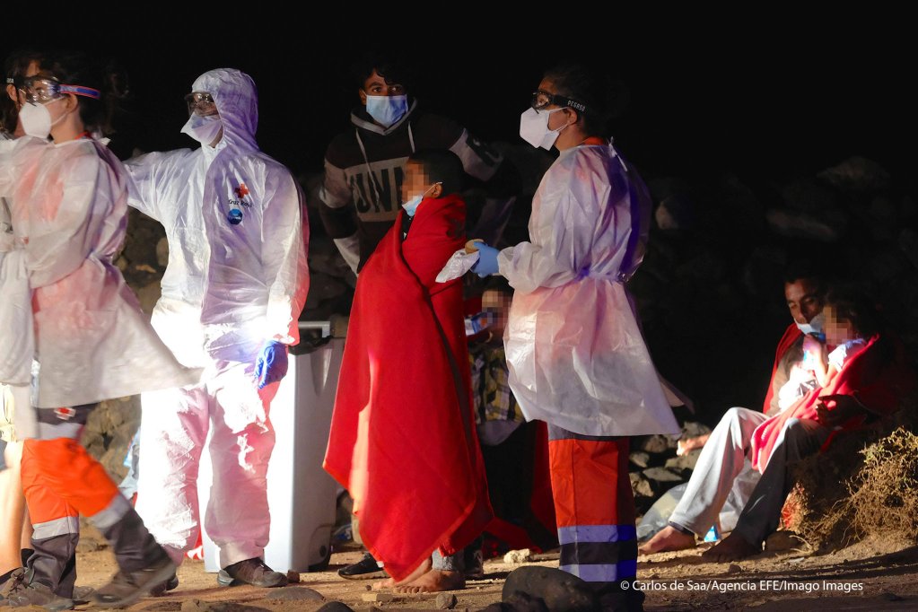 A group of migrants including children arrived on Fuerteventura on Thursday night | Photo: Carlos de Saa/Agencia EFE/Imago Images 