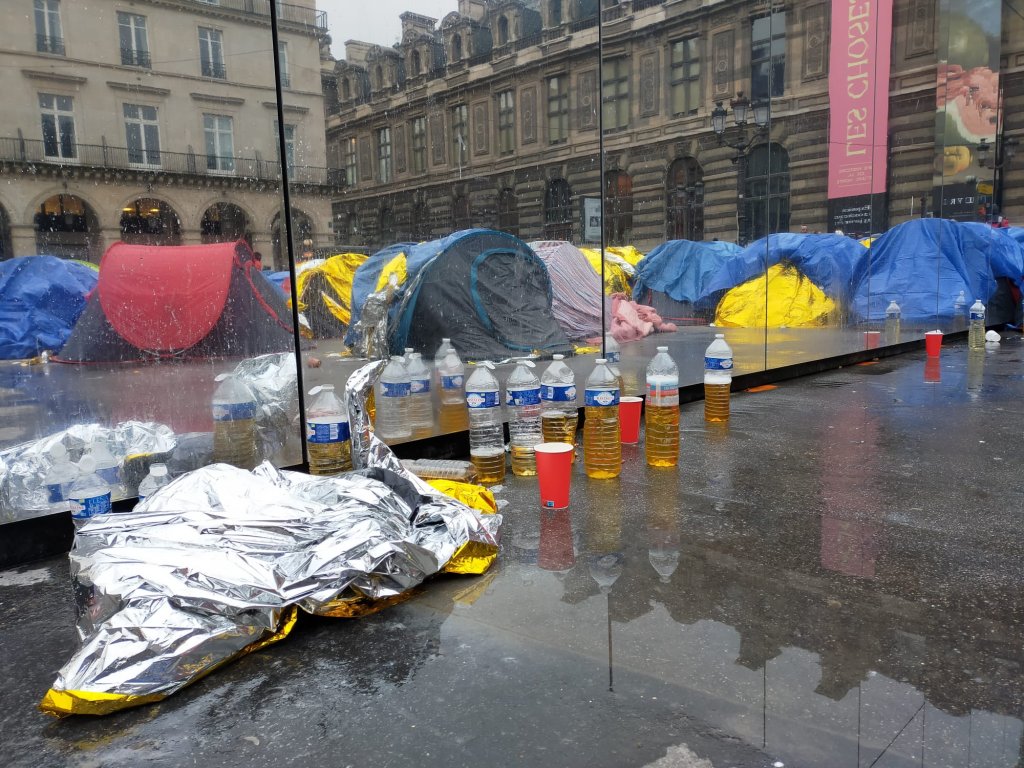 En plein Paris, des centaines de jeunes migrants campent devant le ...
