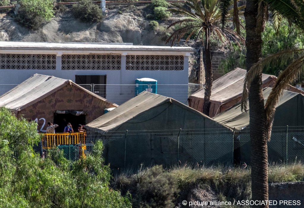 File photo: Tents were set up back in 2020 when authorities found it difficult to cope with the numbers of migrants arriving, a similar arrangement is expected this year, says the Canary Islands' President | Photo: Javier Bauluz / picture alliance / Associated Press