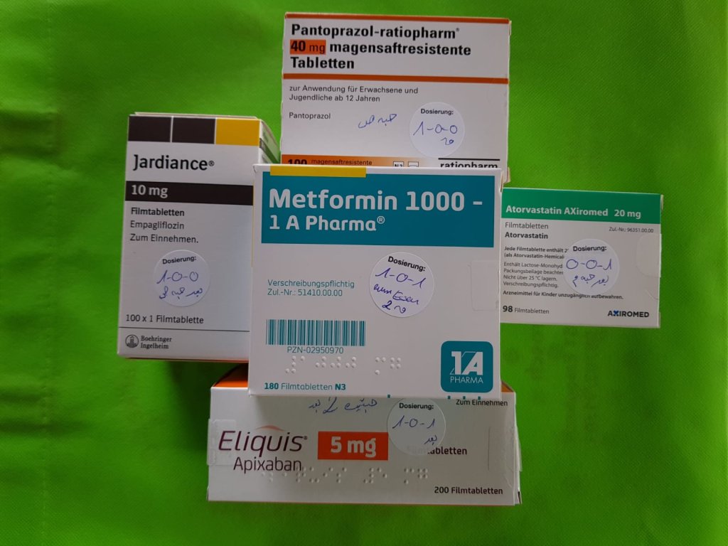 الأدوية التي يتناولها هشام الجاسم بسبب وضعه الصحي. الصورة: خاصة