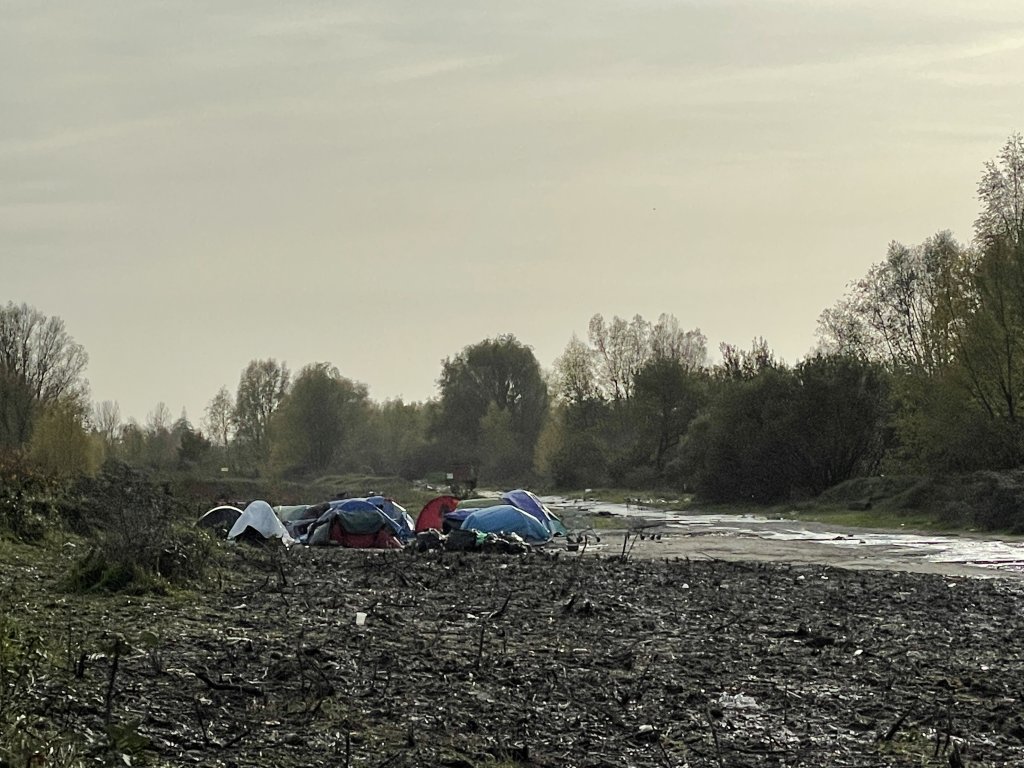 يعيش المهاجرون في المخيم مجموعات وفق الجنسيات والوضعية العائلية بسبب العنصرية بينهم أحيانا. المصدر: مهاجرنيوز