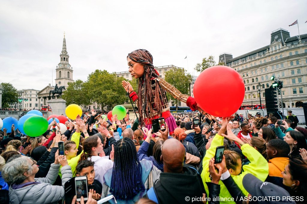 La Petite Amal arrivant sur la place Trafalgar Square de Londres, le 24 octobre 2021 | Photo : Picture-alliance/AP/Alberto Pezzali
