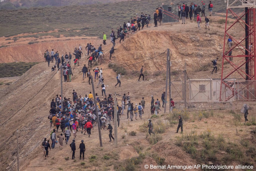 Moroccan security forces chase migrats at the border between Spain and Morocco on Wednesday, May 19 | Photo: Bernat Armangue / AP Photo / picture-alliance
