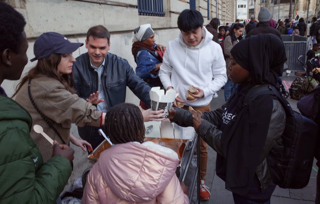 Une distribution alimentaire dans Paris, en mars 2023. Crédit : Mehdi Chebil pour InfoMigrants