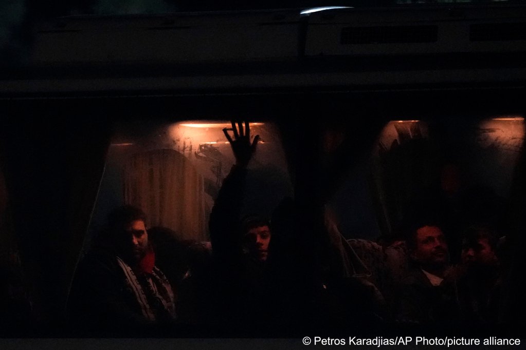Syrian nationals who traveled on a boat from Lebanon were taken by bus from Ayia Napa to the Pournara migrant reception center in Kokkinotrimithia outside Nicosia | Photo: picture alliance / Petros Karadjias