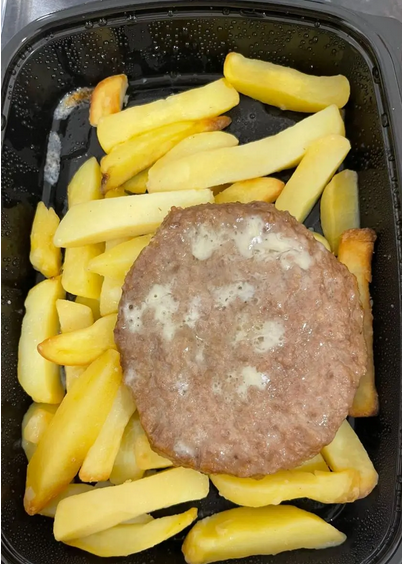 A dinner served to a mother and her small child in east London in 2023 | Photo: The Magpie Project / Human Rights Watch report