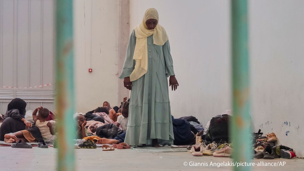 A woman prays as migrants from Africa rest in Agia port, Chania, Crete island, Greece, Monday, July 7, 2025 | Photo: Giannis Angelakis / picture alliance / AP