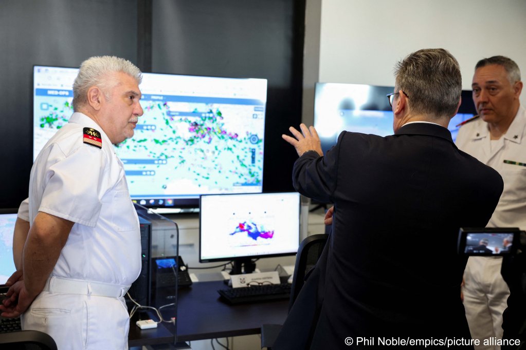 Keir Starmer talked to the Italian coast guards about how they coordinate maritime traffic around Italy on September 16 during his visit | Photo. Phil Noble/empics/picture alliance