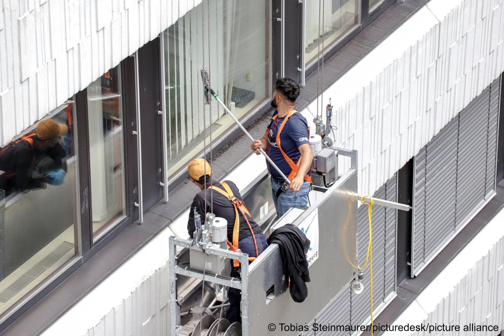 The Iraqi asylum seekers had to work for up to 17 hours per day, according to Austrian police. Vienna, Austria, 2020 |  Photo: picture alliance / Tobias Steinmaurer