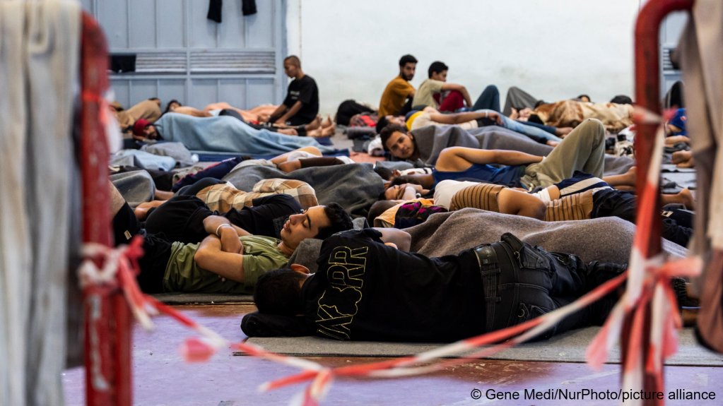 A general view of the temporary hosting site for refugees and migrants, with many sleeping on the floor of the expo pavilion, outside the city of Chania on Crete, July 14, 2025 | Photo: Gene Medi/picture-alliance