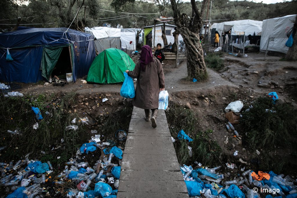 File photo: A woman walking in the Moria refugee camp on Lesvos island, Greece, on November 29, 2019 | Photo: Imago