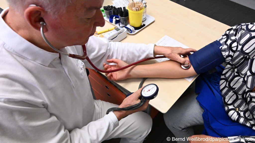 File photo: A doctor performs a medical check up on a patient | Photo: Bernd Weißbrod/dpa/picture alliance