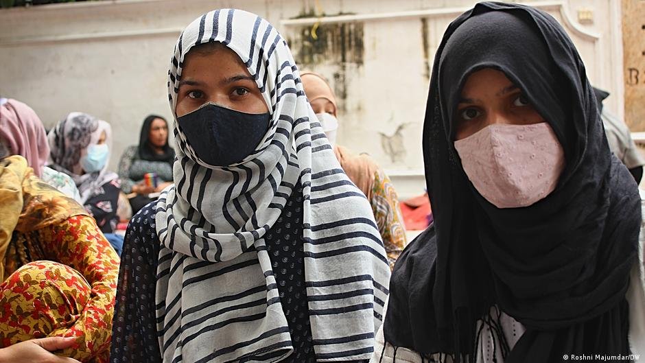 Zahra (L) and Brishna (R) often take up work as domestic helpers in other people's houses | Photo: DW
