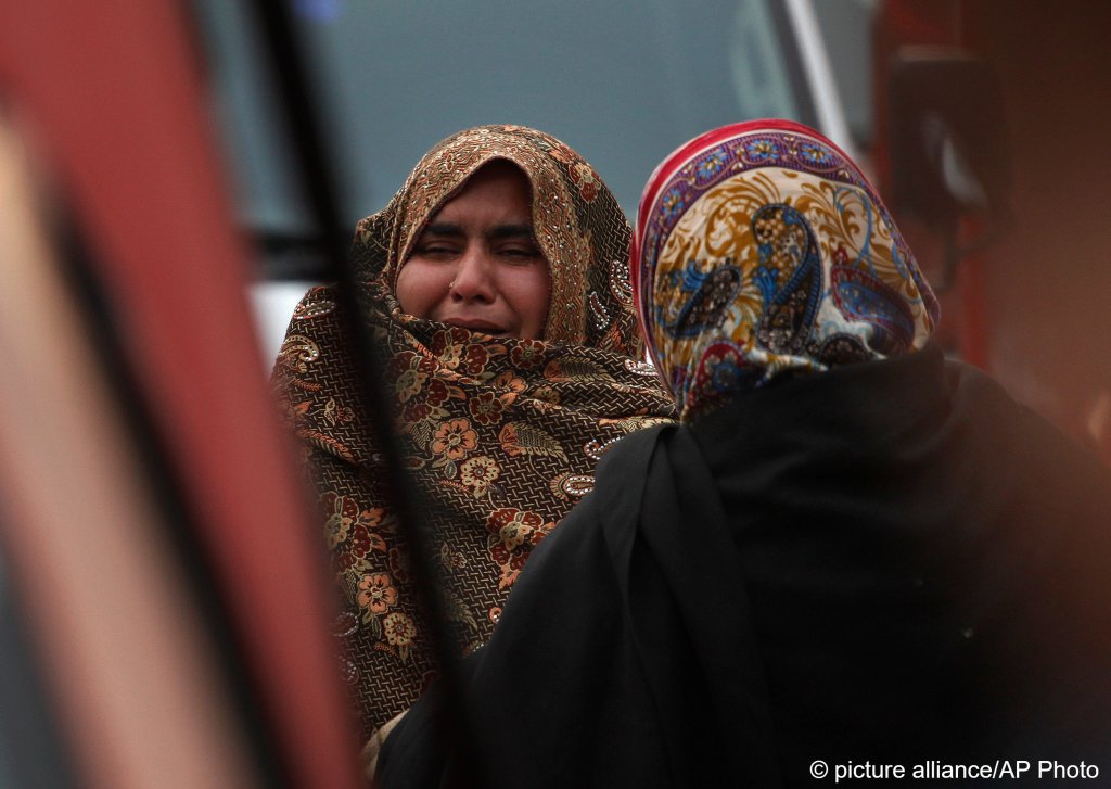 File photo used as illustration: A relative of a Pakistani migrant who died off the coast of Libya in 2018 cries while she waits to collect the body in Islamabad | Photo: Anjum Naveed / AP Photo / picture alliance