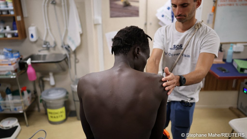 File photo used as illustration: Some doctors who work with migrants are now being investigated by Italian authorities on suspicion of having certified migrants to keep them from being sent to detention centers. Rights groups have voiced concern. The people in this photo are not in any way under suspicion | Photo: Stephanie Mahe/Reuters