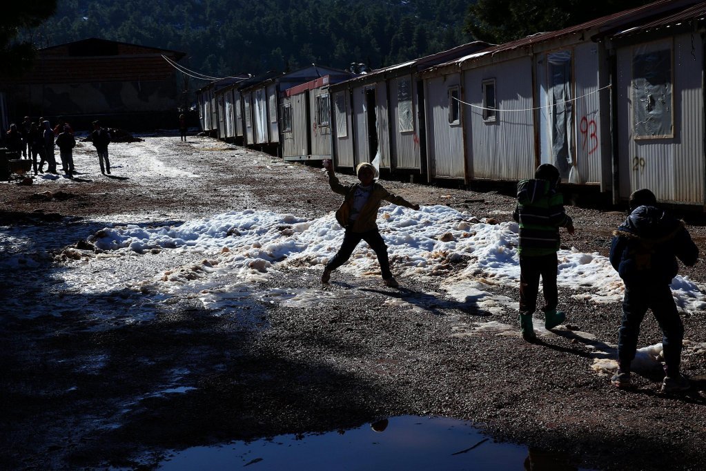 Des enfants jouent dans la neige dans le camp de Malakasa, à 60 km au nord d'Athènes. Crédit : EPA
