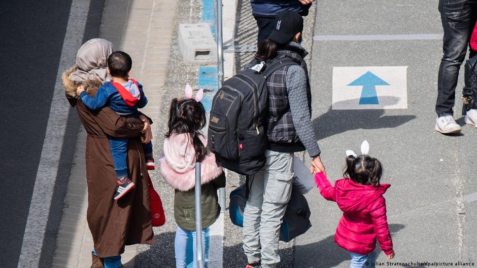 Child refugees arriving at Hanover's airport from Greece. 8,6 or 4 years to citizenship? | Photo: Julian Stratenschulte/dpa/picture-alliance