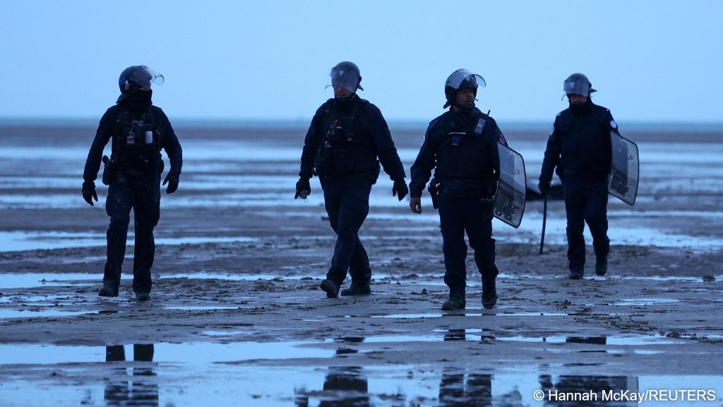 File photo used as illustration: Police members deploy as they disperse migrants trying to leave the coast of northern France in September 2026 | Photo: Hannah McKay / Reuters