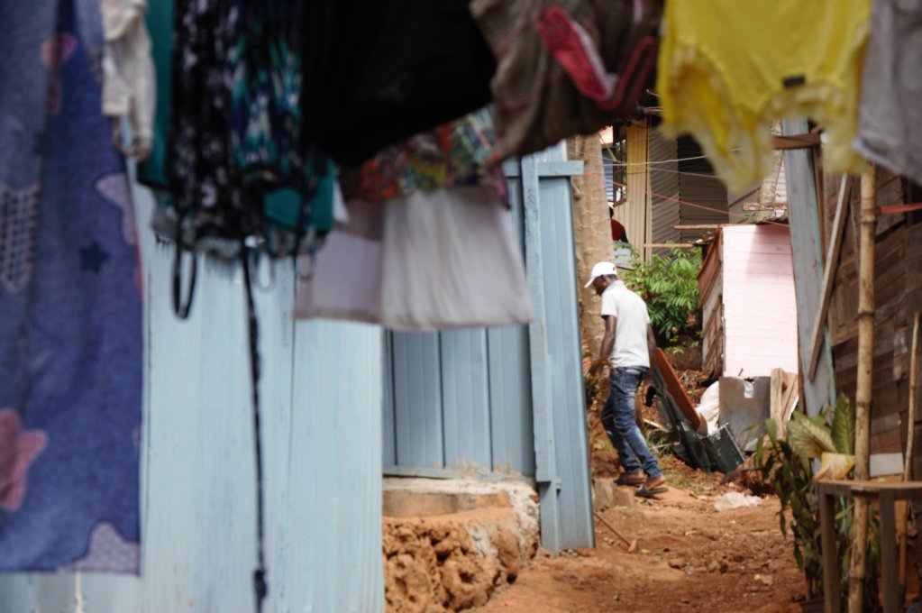 Un bidonville des environs de Cayenne, en Guyane, où vivent des milliers d'Haïtiens. Crédit : Dana Alboz/InfoMigrants