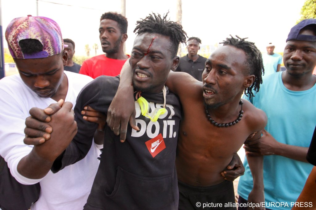 Hundreds of migrants crossed into the Spanish enclave of Melilla from Morocco on June 24, 2022 | Photo: picture-alliance/dpa/EUROPA PRESS