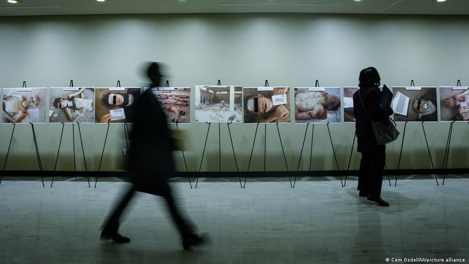 Des photos de victimes de torture en Syrie exposées aux Nations unies à New York. Crédit : Picture alliance