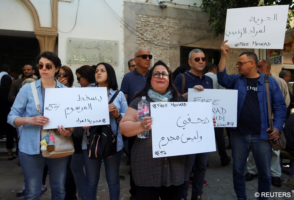 Relatives of Mourad Zghidi, IFM radio journalist who was arrested with another colleague, Borhen Bsaiss, over radio comments and social media posts, according their lawyers, carry banners as they call for his release outside the building of the Deanship of Lawyers in Tunis, Tunisia May 13, 2024 | Photo: Jihed Abidellaoui/ Reuters
