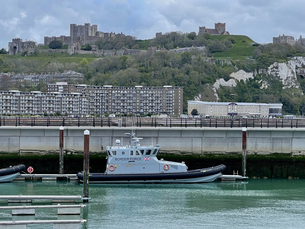 Un bateau des forces frontalières britanniques, dans le port de Douvres. Crédit : InfoMigrants