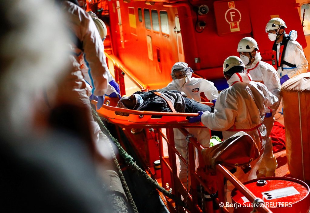 Rescuers disembark a migrant on a stretcher from a Spanish coast guard vessel, in the port of Arguineguin, in the south part of the island of Gran Canaria, Spain January 15, 2021 | Photo:  REUTERS/Borja Suarez