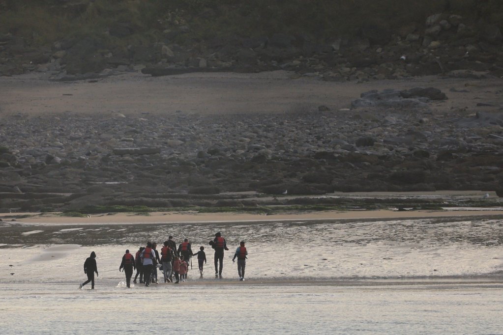 Des migrants tentent la traversée depuis la plage le Portel, près de Boulogne-sur-Mer, le 2 octobre 2023. Crédit : Reuters