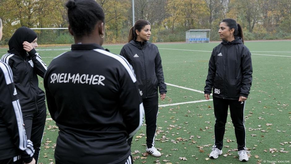 Shabnam and Mariam Ruhin want FIFA to admit Afghanistan as a member | Photo: Thomas Klein/DW