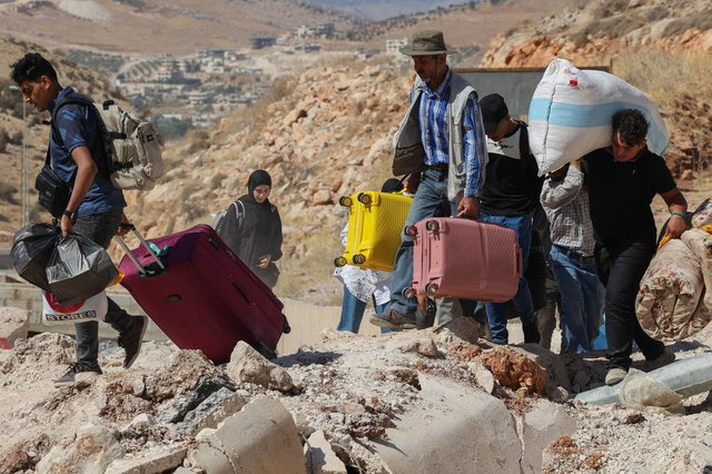 File photo: Syrian and Lebanese refugees fleeing Israel's bombardments in the south of Lebanon and the suburbs of Beirut, walk at Massna border crossing, Lebanon, 06 October 2024 | Photo: Joao Relvas / EPA