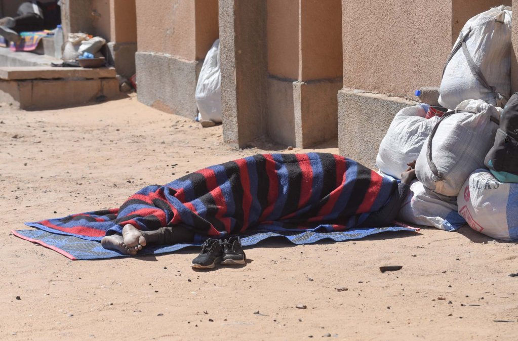 La plupart des migrants à Assamaka dorment à l'extérieur, en se protégeant comme ils peuvent du vent qui fait tomber les températures pendant la nuit. Crédit : Mehdi Chebil