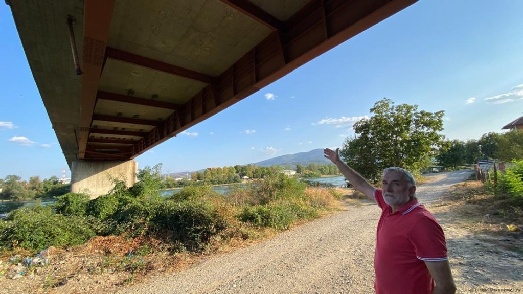 Guesthouse owner Miroslav Radisic says that migrants climb onto the steel girders under the bridge on the Serbian side of the river, cross, and then abseil down a rope on the Bosnian side | Photo: Dragan Maksimović / DW