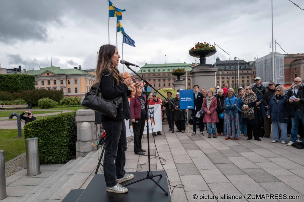 Union representatives present at the demonstration warned that such reporting obligations proposed by the law 'go against international and European human rights standards' | Photo: Joel Lindhe / ZUMA Press Wire