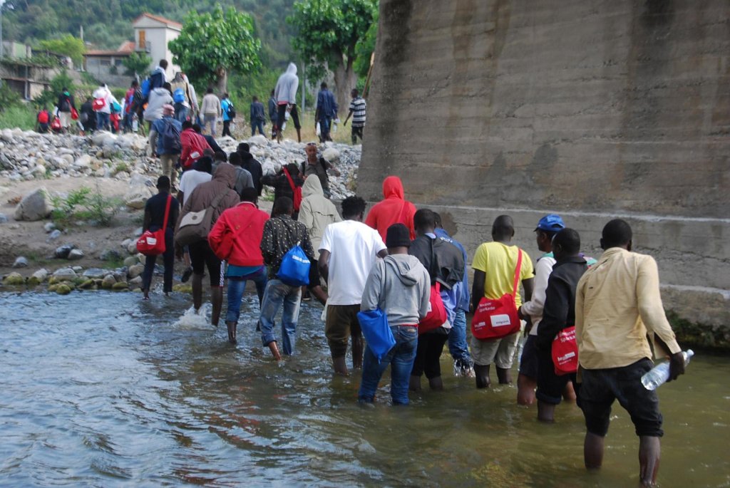 Migrants walking along the Roja river, near Ventimiglia, towards the French border. Ventimiglia, Imperia, Italy, June 26, 2017 | Photo: ANSA/ CHIARA CARENINI