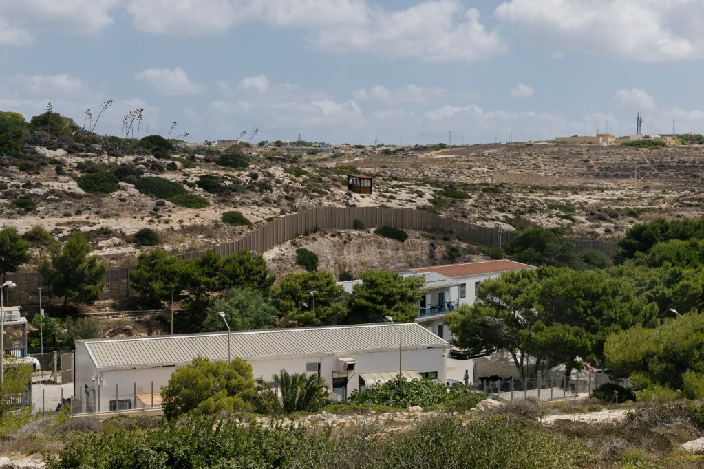 The migrant reception center in Lampedusa is surrounded by barbed wire and monitored 24/7 by military personnel | Photo: Valentina Camu for InfoMigrants<br><br>