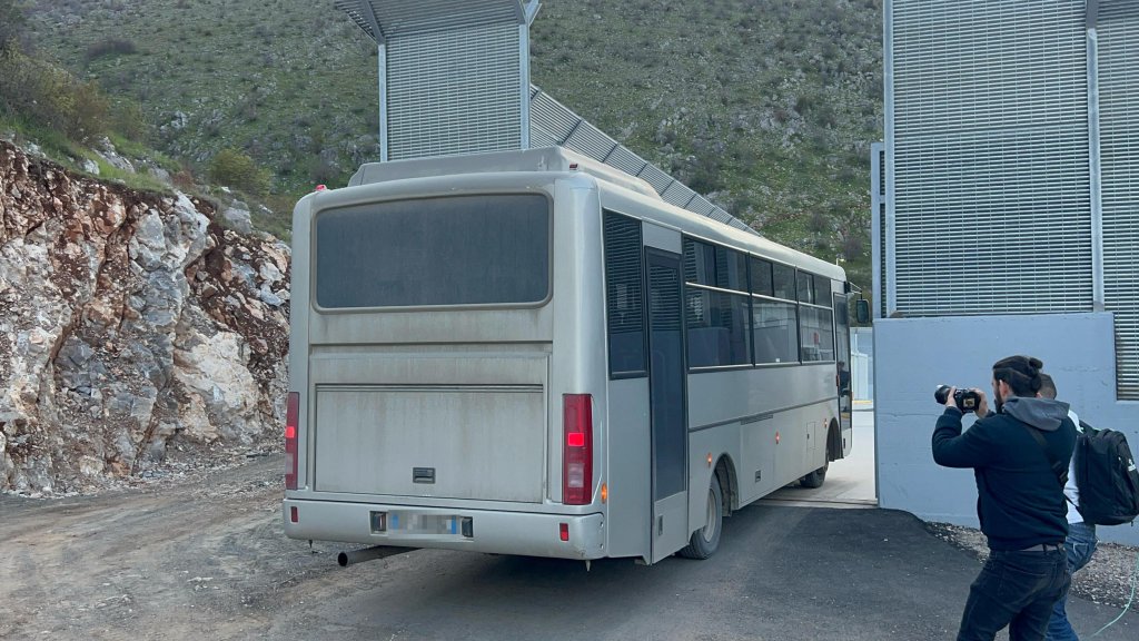 File photo: Buses with migrants arrive in the Italian repatriation center in Gjader, Albania | Photo: Domenico Palesse / ANSA