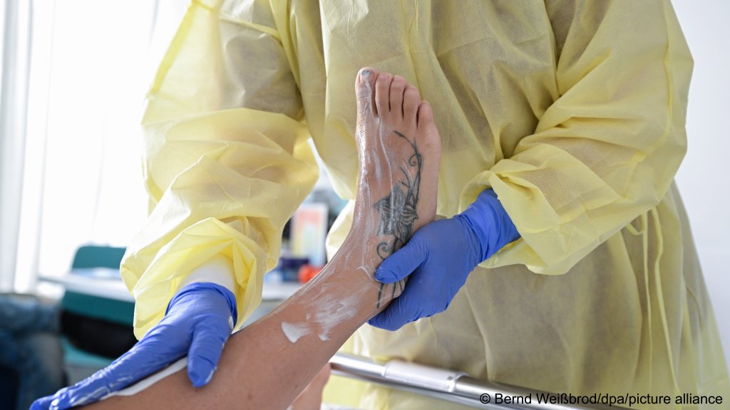 File photo used as illustration: Jobs in the care sector are increasingly being filled by migrants in the UK | Photo: Bernd Weißbrod/dpa/picture alliance