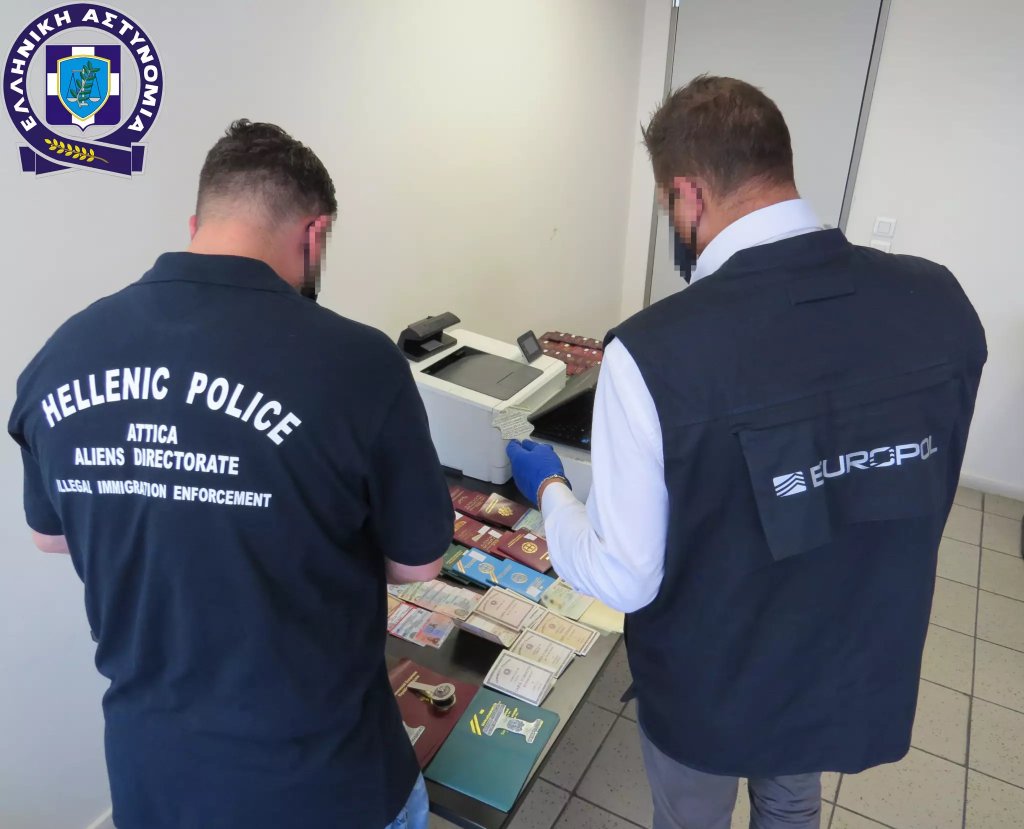 ....المشتبه بهم في تزوير الوثائق استعانوا بمطبعة لمساعدة المهربينCopyright: Hellenic Police