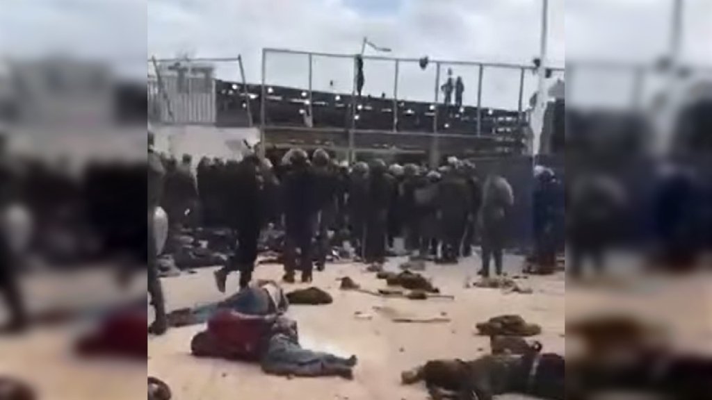 Des migrants gisant au sol après leur tentative de passage de la frontière. Crédit : capture d'écran d'images amateur à Melilla