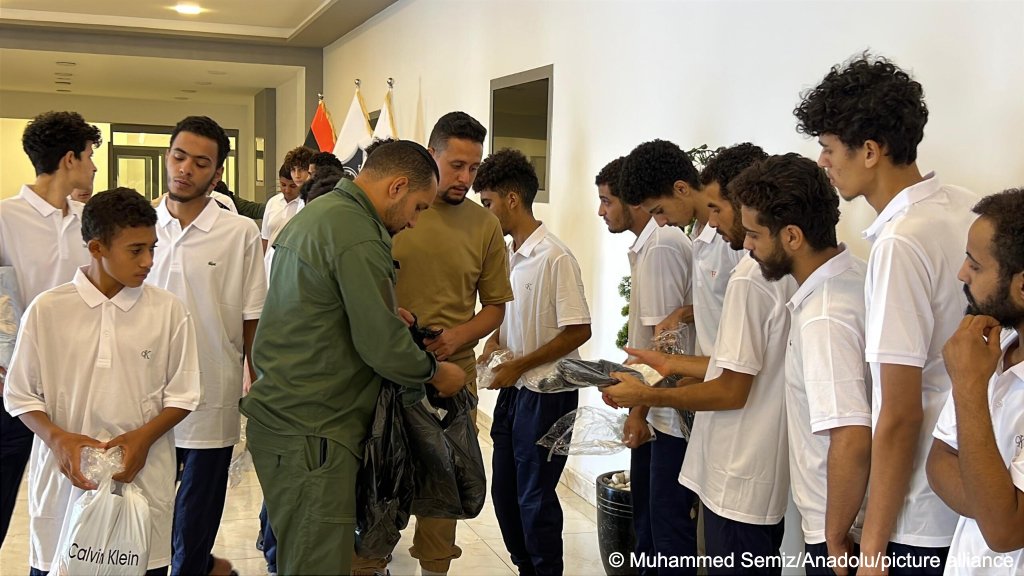 Some of the migrants being sent back looked relatively young, there were no details available as to if or how long they may have been in Libya and whether they were also detained prior to departure | Photo: Muhammed Semiz / Anadolu / picture alliance