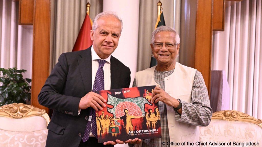 নিয়মিত অভিবাসনের সুযোগ তৈরির মধ্য দিয়ে বাংলাদেশ থেকে আরো জনশক্তি নিতে চায় ইউরোপের দেশ ইটালি৷ ঢাকা সফরে এসে বাংলাদেশের অন্তর্বর্তী সরকারের প্রধান উপদেষ্টা ড. মুহাম্মদ ইউনূসের সঙ্গে সাক্ষাতে এ কথা বলেছেন দেশটির স্বরাষ্ট্রমন্ত্রী মাত্তেও পিয়ান্তেদোসি৷ ছবি: প্রধান উপদেষ্টার প্রেস উইং