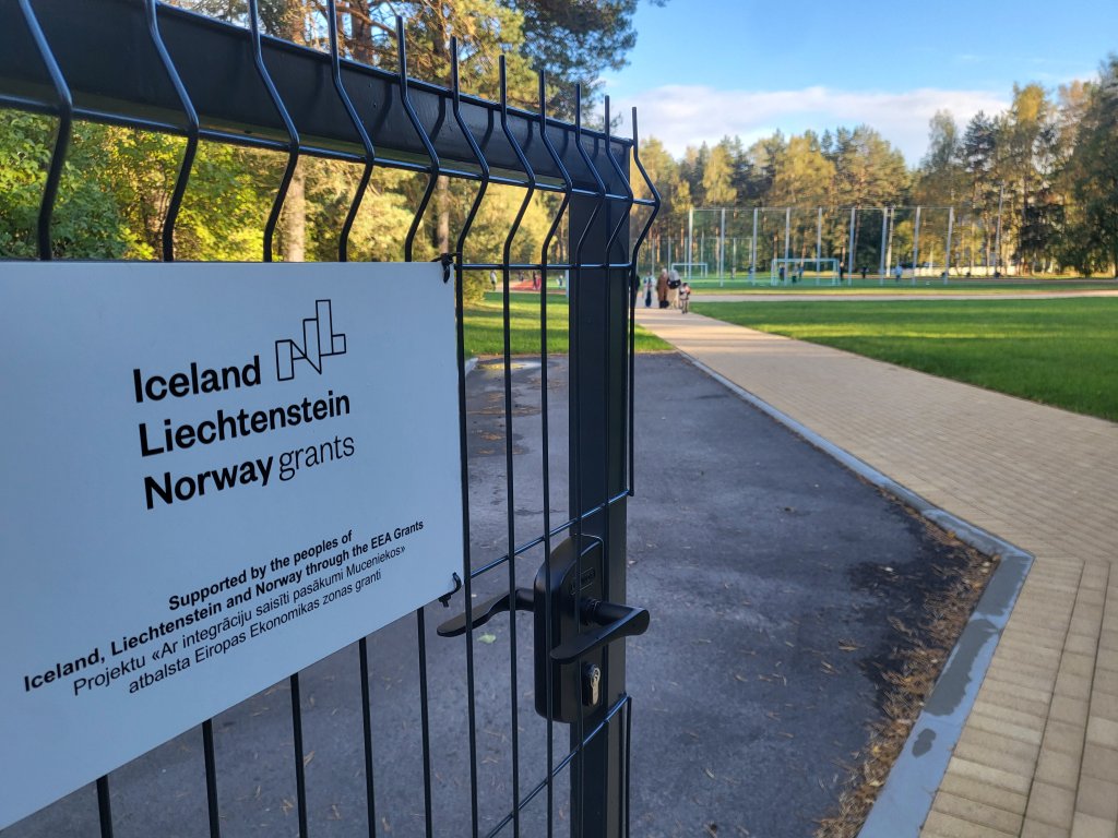 Entrance to soccer field in the village of Mucenieki in Latvia | Photo: Benjamin Bathke/InfoMigrants